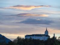 Wolkenschiffe am Abendhimmel über Schloß Hohenaschau